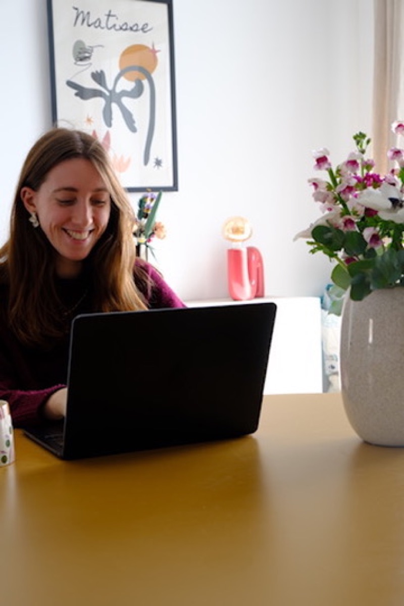 Emma à son bureau